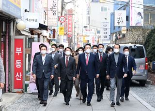 점심식사 후 산책하는 윤석열 당선인과 인수위 지도부