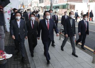 윤석열, 문 대통령과 회동 대신 '인수위 지도부와 식사 후 산책'