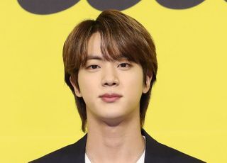 방탄소년단 진, 왼손 검지 평근 봉합 수술 진행 "퇴원 후 휴식 중"