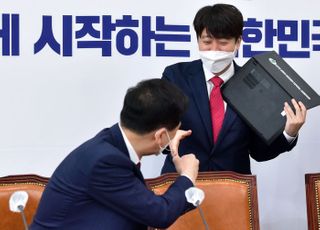 김기현 원내대표와 인사하는 이준석 대표