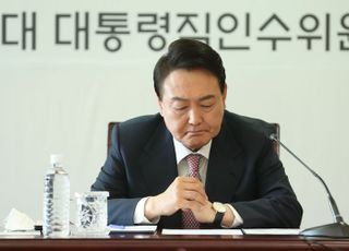 굳은 표정의 윤석열 당선인