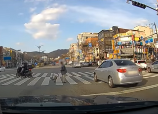 오토바이로 횡단보도 떡하니 막은 두명의 배달원…알고보니 훈훈한 '반전'