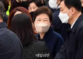 환하게 웃으며 퇴원하는 박근혜 전 대통령