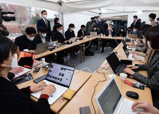 천막기자실 찾은 윤석열 당선인