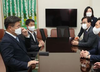 여야 원내대표 회동, 대화하는 윤호중-김기현