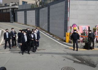 박근혜 전 대통령 향해 날아든 소주병