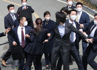 박근혜 전 대통령 인사말 중 날아든 소주병에 '깜짝'