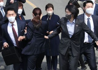 사저 도착한 박근혜에 '소주병 투척' 소동