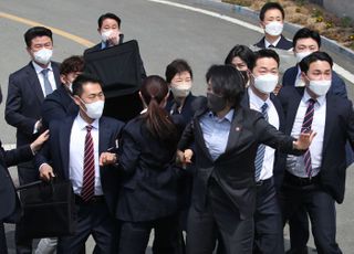 인사말 중 날아든 소주병에 깜짝 놀란 박근혜