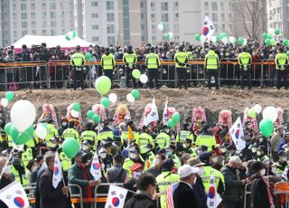 박근혜 전 대통령 반기기 위해 모인 지지자들