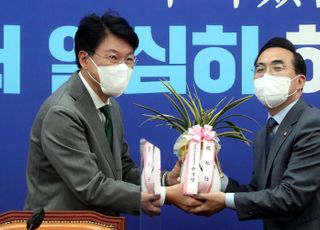 윤석열 당선인이 보낸 축하난 받은 박홍근 민주당 원내대표