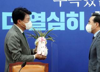 박홍근 민주당 원내대표에게 윤석열 당선인 축하난 전달하는 장제원 당선인 비서실장