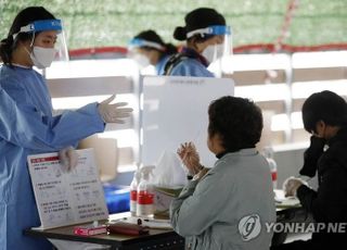 오후 9시까지 전국서 30만6334명 확진…어제보다 2만2575명 적어