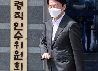 점심식사 위해 외출하는 안철수 인수위원장