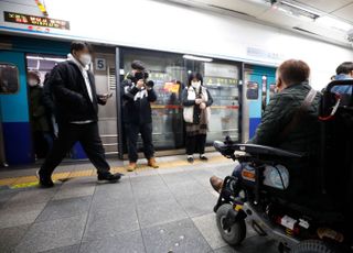 내일(28일)도 장애인단체 '출근길 지하철 불법 시위'한다…"윤석열 답 줄 때까지"