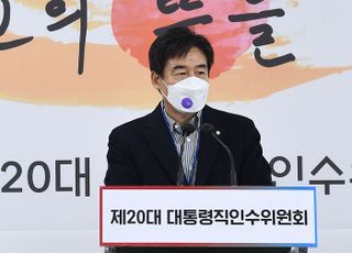 브리핑하는 이용호 인수위 정무사법행정분과 간사