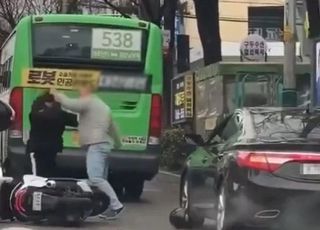 도로서 오토바이 탄 배달기사 끌어내리고 주먹으로 수차례 가격한 운전자