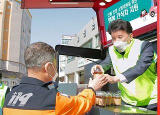 함영주 하나금융 회장, 취임식 대신 동해안 산불 피해 현장 찾아