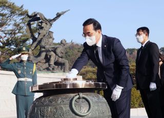 국립서울현충원 참배하는 박홍근 민주당 원내대표