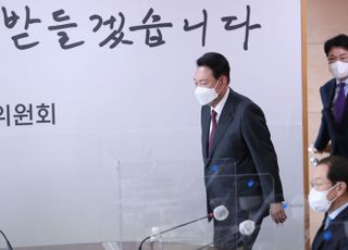 인수위 간사단 회의 들어서는 윤석열 당선인