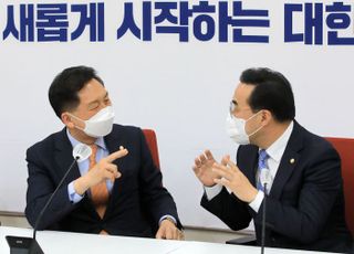 김기현 원내대표와 대화하는 박홍근 원내대표