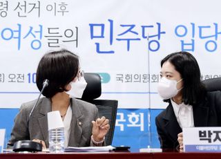 '대선 이후 2030 여성의 민주당 입당 의미와 과제 토론회'에서 대화하는 박지현-권인숙