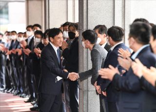 직원들 배웅 받는 이주열 한국은행 총재