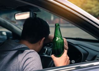 바퀴 빠진 채 도망치던 '음주 차량'…18km 쫓아간 시민이 잡았다