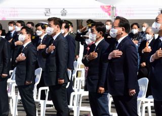  제주 4.3 희생자 추념식에서 국민의례하는 윤석열 당선인