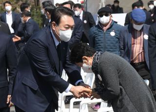 제주 4.3 희생자 가족과 인사하는 윤석열 당선인