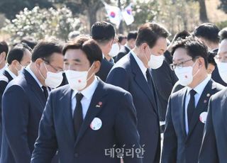 윤석열 당선인 앞 지나가는 박범계 법무부 장관