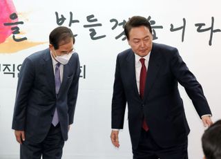 한덕수 국무총리 후보자 지명 발표 후 퇴장하는 윤석열 당선인