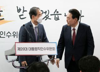 한덕수 국무총리 지명자와 대화하는 윤석열 당선인 