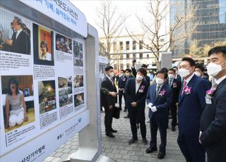 한국보도사진전 수상작 살펴보는 윤석열 대통령 당선인