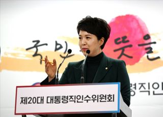 사퇴전 마지막 브리핑하는 김은혜 대통령 당선인 대변인