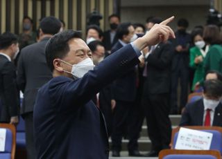 국민의힘 의원총회 참석하는 김기현 원내대표