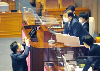 김기현 원내대표와 대화하는 박병석 국회의장