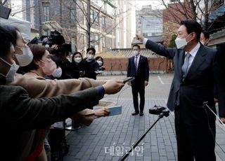 질문에 답변하는 윤석열 대통령 당선자