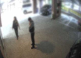 인천 층간소음 흉기난동 CCTV 공개…남녀 경찰 우왕좌왕
