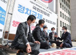 정치개혁 촉구 농성장 방문한 김동연 새로운물결 대표