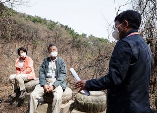 靑, 문대통령 부부 법흥사터 착석 논란 사과…"사려 깊지 못했다"