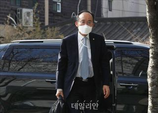 출근하는 추경호 인수위 기획조정분과 간사