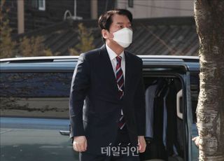 출근하는 안철수 인수위원장