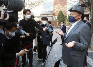 윤석열 대통령 당선인과 차담회 마치고 나온 김흥국