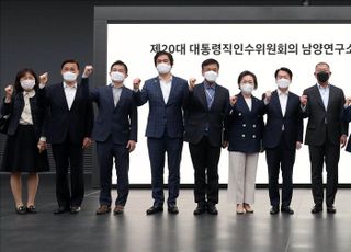 정의선 현대차그룹 회장 등과 기념촬영하는 안철수 인수위원장