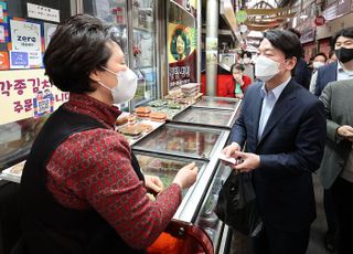 통인시장 찾아 상인들과 대화 나누는 안철수 인수위원장