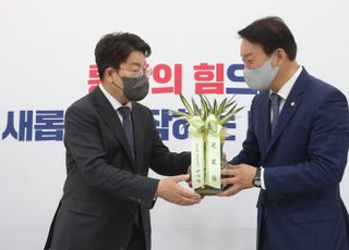  권성동 원내대표에게 윤석열 당선인 축하난 전달하는 서일준 인수위 행정실장