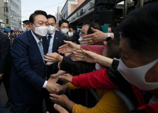 상주 시민들과 인사 나누는 윤석열 대통령 당선인