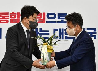 문재인 대통령 축하난 받는 권성동 원내대표