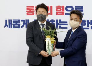 권성동 원내대표에게 문재인 대통령 축하난 전달하는 이철희 정무수석